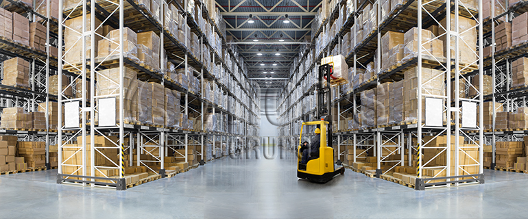 trabajos_temporales_verano_gruponoas_blog Con la llegada del verano, muchas empresas del sector servicios, logístico, industrial y agrícola se preparan para una de las épocas con mayor volumen de trabajo. Y con ello, llegan también nuevas oportunidades de empleo temporal, ideales tanto para quienes buscan su primer trabajo como para profesionales que desean compaginarlo con otras actividades o sumar experiencia. En Grupo Noa’s, desde nuestra división de trabajo temporal Noawork ETT ya estamos gestionando numerosas ofertas estivales en sectores clave como hostelería, agricultura (en las campañas de recolección), logística, industria y atención al cliente. Si estás buscando empleo inmediato, tu mejor opción es comenzar con un trabajo temporal. Y, si eres empresario/a y deseas reforzar tu plantilla con personal cualificado, optar por elegir el formato de empleo temporal te dará la flexibilidad que tu negocio necesita para consolidar los puestos. ¿Qué ventajas tienen los trabajos temporales especialmente en verano? La temporalidad de ciertos empleos durante los meses estivales no solo ofrece una fuente de ingresos en época de actividad intensa, sino que también aportan muchos beneficios profesionales y si lo haces a través de una empresa como Noawork ETT es una garantía laboral: • Primer contacto con el mercado laboral: ideal para estudiantes o personas sin experiencia. Estos empleos se convierten en una excelente puerta de entrada para afianzar una carrera profesional o para testear si un sector es adecuado para tí. • Flexibilidad horaria: muchos contratos temporales son de jornada parcial o intensiva, lo que permite compaginar con estudios u otros proyectos. • Crecimiento profesional: Los empleos temporales te permiten adquirir habilidades prácticas en entornos reales cuando todavía no tienes experiencia o están internándote en el mercado laboral. • Posibilidades de continuidad: muchas empresas valoran el rendimiento que han tenido las personas empleadas en estos contratos temporales y ofrecen contratos estables a quienes demuestran compromiso y actitud. • Diversificación de experiencia: la temporalidad de algunos empleos es la característica ideal para quienes quieren explorar otros sectores mientras siguen en un empleo o quieren ampliar su currículum. ¿Qué perfiles están buscando las empresas? Los sectores que más empleo generan en verano necesitan perfiles activos, resolutivos y con capacidad para adaptarse rápido al entorno. Entre los más demandados destacan: • Personal de hostelería y turismo: camareros/as, cocineros/as, ayudantes de cocina, personal de limpieza. • Trabajadores/as del sector agrícola: encajadores/as, capaceadores/as, recolectores/as, carretilleros/as. • Operarios/as para almacenes y logística: preparación de pedidos, control de stock, carga y descarga. • Perfiles para atención al cliente: especialmente en puntos turísticos o comercio estacional. ¿Qué cualidades valoran las empresas? Como te venimos contando en el blog de Grupo Noa’s, más allá del currículum convencional, hay competencias clave que marcan la diferencia en este tipo de empleos. Estas son siempre las más cualitativas, las que hablan de la actitud de las personas y sus habilidades casi innatas, son las soft skills: • Actitud proactiva • Responsabilidad y puntualidad • Capacidad de adaptación • Trabajo en equipo • Buena comunicación • Ganas de aprender ¿Voy a necesitar experiencia previa? Esa es la mejor cuestión de un trabajo temporal. Muchas empresas no requieren experiencia previa, sobre todo si el candidato/a demuestra implicación, ganas y disponibilidad. Aunque siempre es verdad que es recomendable, según los sectores, tener un mínimo grado de conocimiento del sector y el tipo de trabajo que se requiere. Así que tanto si buscas una oportunidad para este verano como si eres una empresa que necesita refuerzos temporales con garantías, en Grupo Noa’s te ayudamos a encontrar el encaje perfecto. Gestionamos procesos rápidos, eficaces y adaptados a cada sector. Consulta nuestras ofertas activas AQUÍ o contacta con nosotros. ¡Este verano puede ser el comienzo de algo grande!